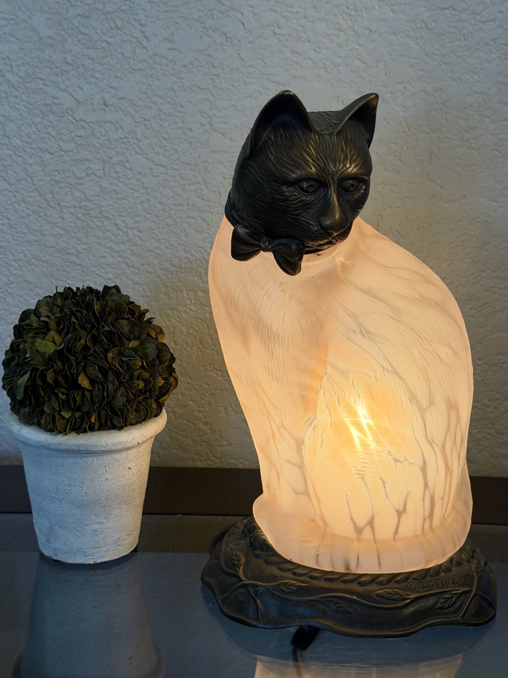 Vintage 1996 Tin Chi Siamese Cat Lamp Bronze Metal Pink Frosted Art Glass Light